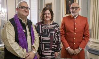 Juan Carlos Ramchandani y Swami Rameshwarananda Giri junto a la Subidrectora General de Relaciones con las Confesiones, Mercedes Murillo